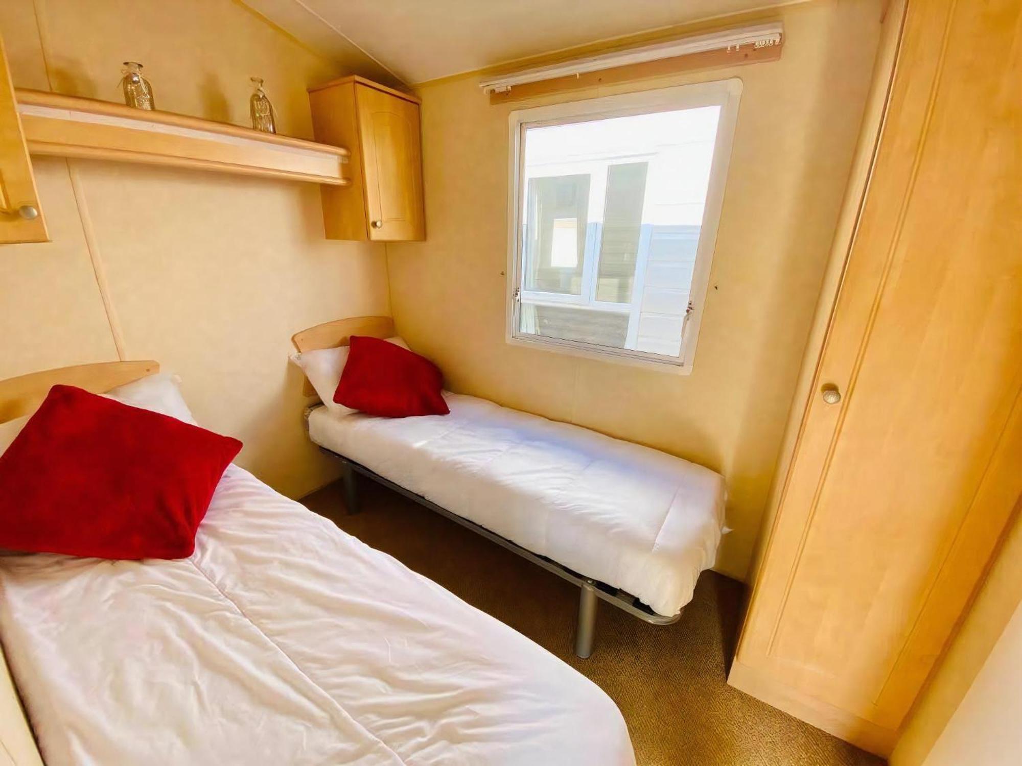 8 Berth Caravan For Hire At St Osyth Beach Holiday Park In Essex Ref 28026Fi Clacton-on-Sea Bagian luar foto